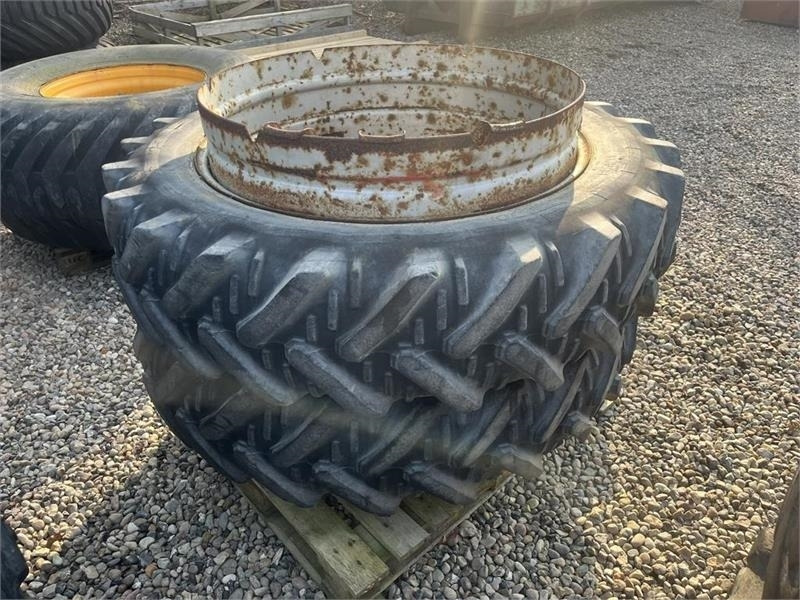 Kleber 13,6R38 Sølv med ring og 6 låse - Wheel and tire package for Agricultural machinery: picture 1 Kleber 13,6R38 Sølv med ring og 6 låse - Wheel and tire package for Agricultural machinery: picture 1