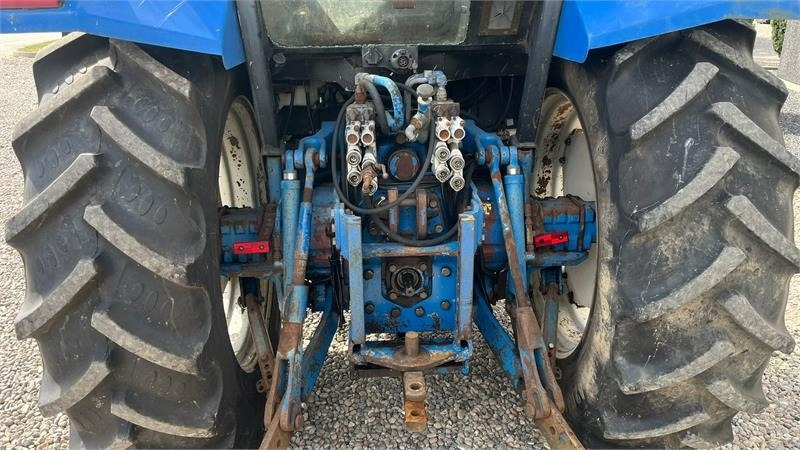 New Holland 8240 SLE Med frontlift og frontPTO - Farm tractor: picture 5 New Holland 8240 SLE Med frontlift og frontPTO - Farm tractor: picture 5