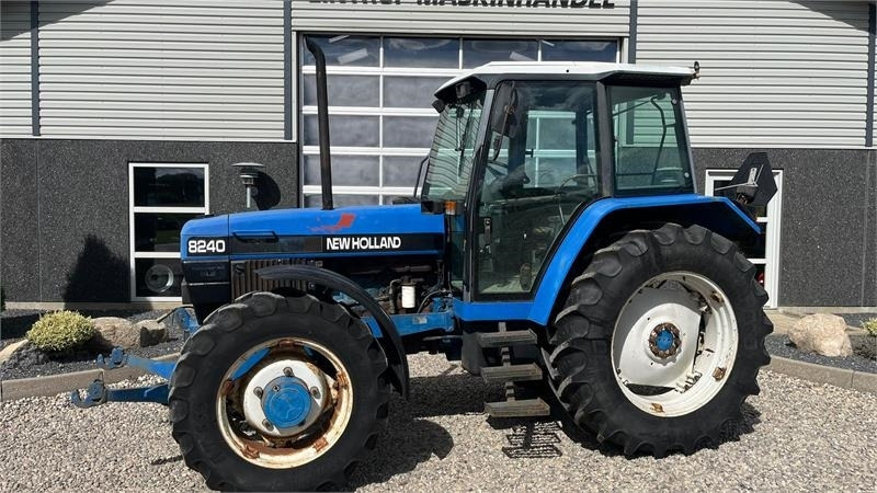 New Holland 8240 SLE Med frontlift og frontPTO - Farm tractor: picture 1 New Holland 8240 SLE Med frontlift og frontPTO - Farm tractor: picture 1
