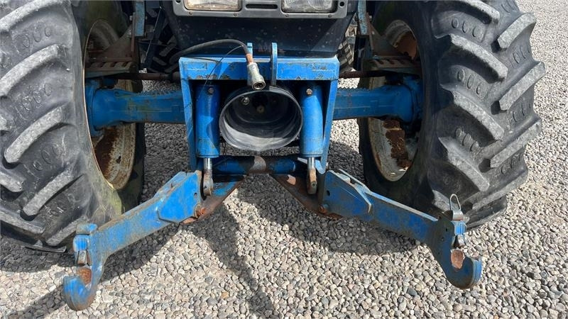 New Holland 8240 SLE Med frontlift og frontPTO - Farm tractor: picture 4 New Holland 8240 SLE Med frontlift og frontPTO - Farm tractor: picture 4