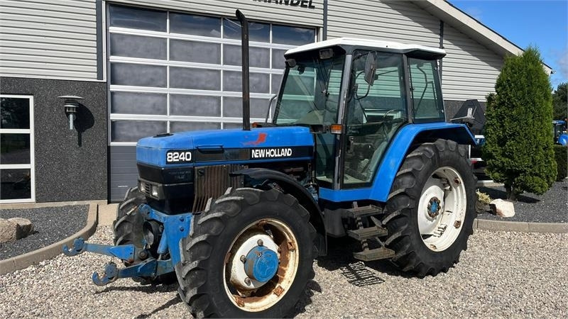 New Holland 8240 SLE Med frontlift og frontPTO - Farm tractor: picture 2 New Holland 8240 SLE Med frontlift og frontPTO - Farm tractor: picture 2