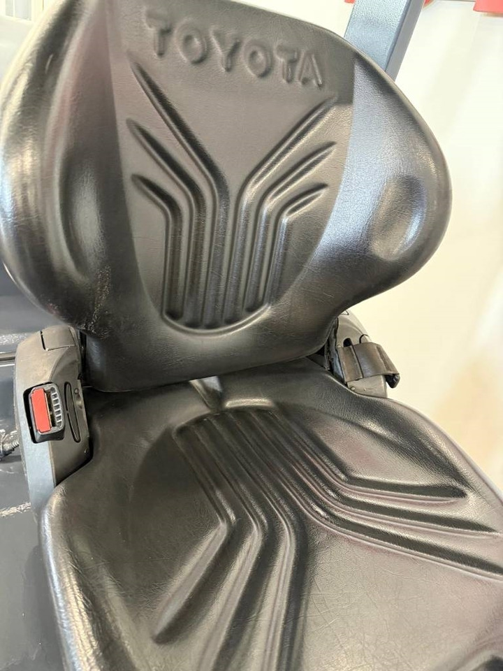 Toyota 10989 - 02-8FGF15 - LPG forklift: picture 5 Toyota 10989 - 02-8FGF15 - LPG forklift: picture 5