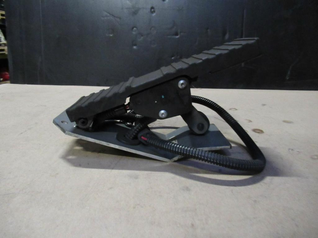 Caterpillar 2292456 - - Pedal for Construction machinery: picture 4 Caterpillar 2292456 - - Pedal for Construction machinery: picture 4