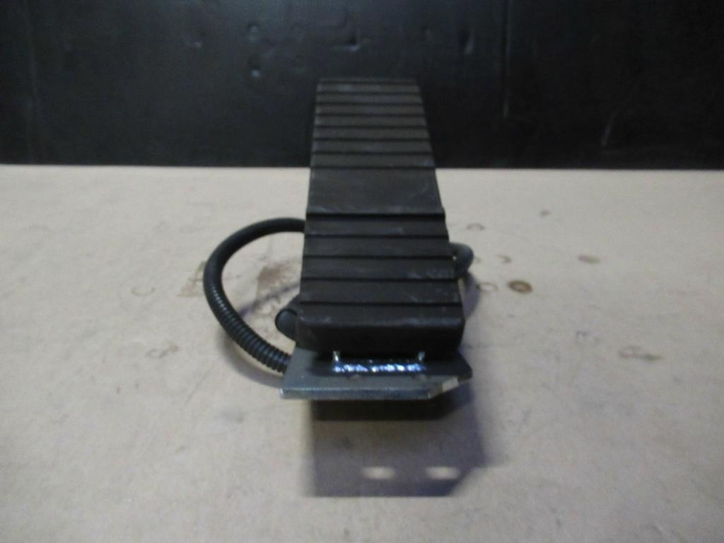 Caterpillar 2292456 - - Pedal for Construction machinery: picture 3 Caterpillar 2292456 - - Pedal for Construction machinery: picture 3