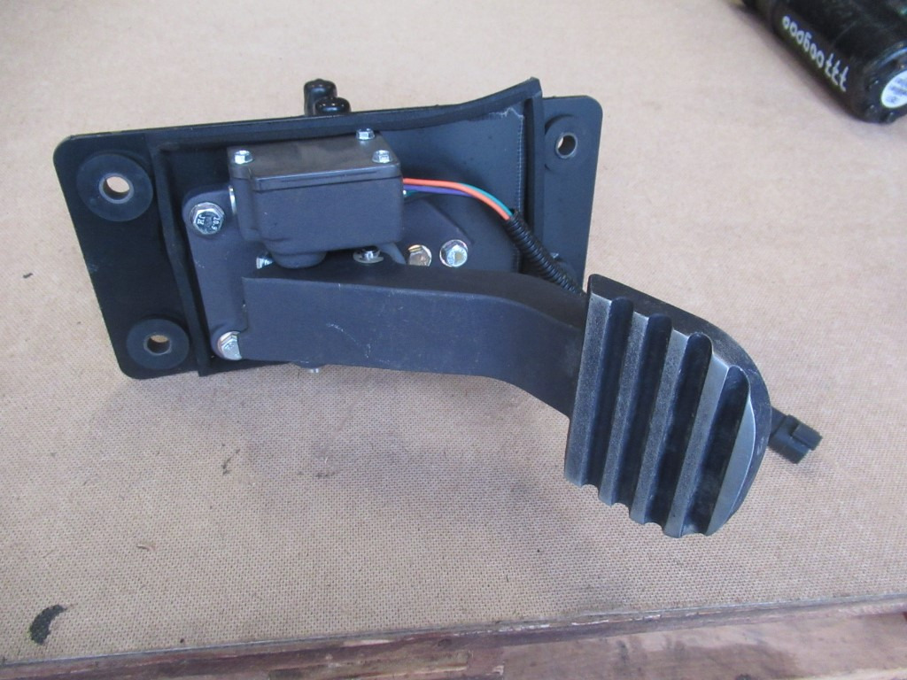 Caterpillar 3734532 - Pedal for Construction machinery: picture 3 Caterpillar 3734532 - Pedal for Construction machinery: picture 3