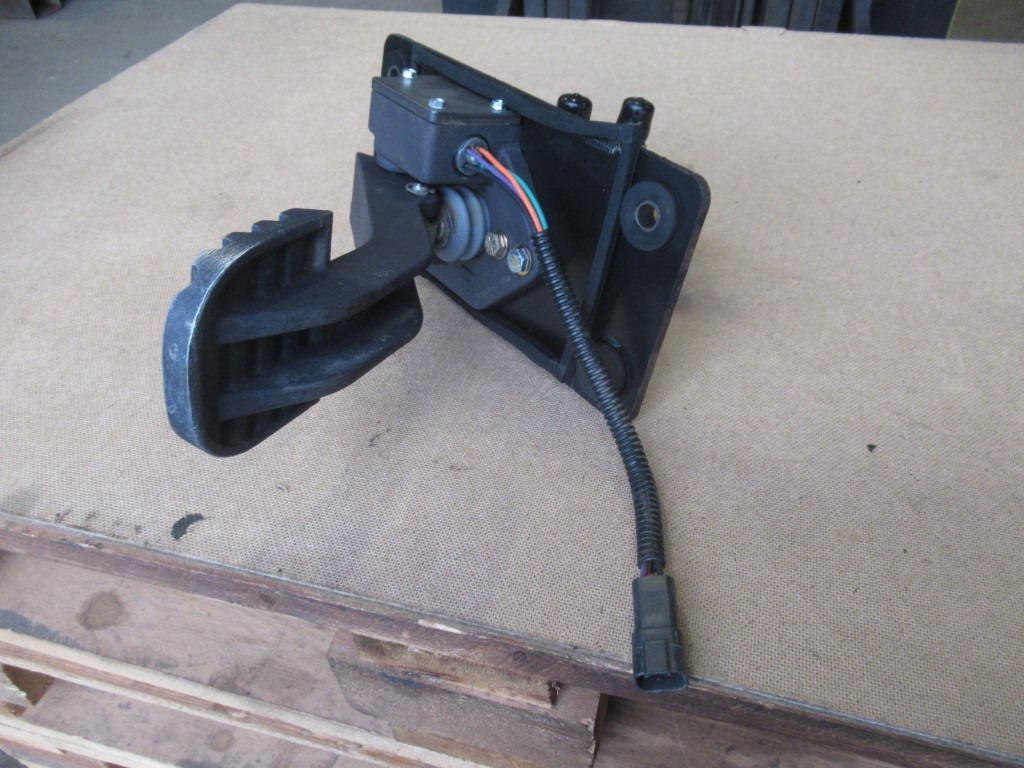 Caterpillar 3734532 - Pedal for Construction machinery: picture 4 Caterpillar 3734532 - Pedal for Construction machinery: picture 4
