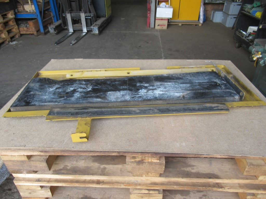Caterpillar 374D - - Door and parts for Construction machinery: picture 3 Caterpillar 374D - - Door and parts for Construction machinery: picture 3
