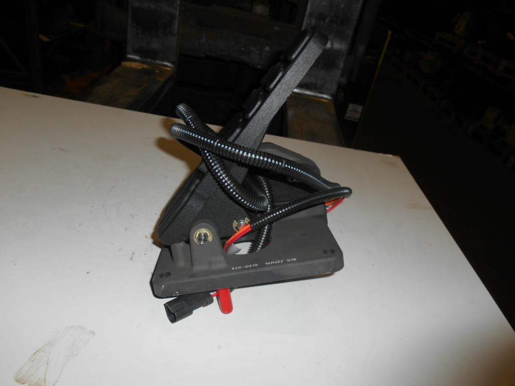 Caterpillar 426-0619 - - Pedal for Construction machinery: picture 3 Caterpillar 426-0619 - - Pedal for Construction machinery: picture 3