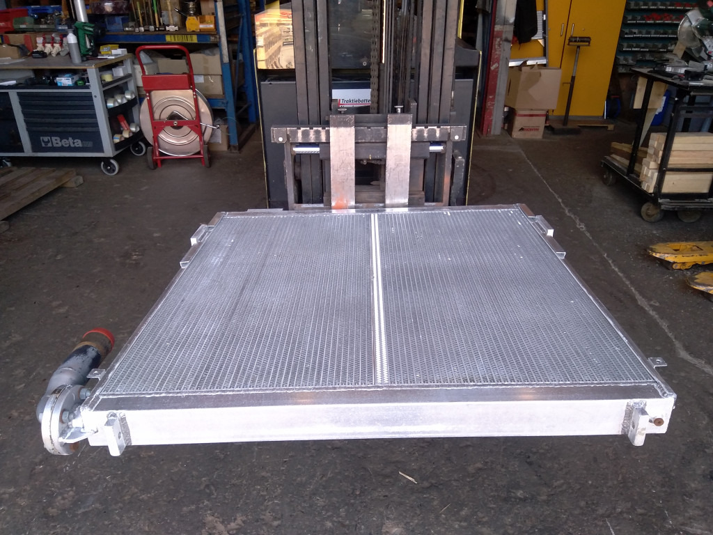 Hitachi 4406230 - Oil cooler for Construction machinery: picture 1 Hitachi 4406230 - Oil cooler for Construction machinery: picture 1