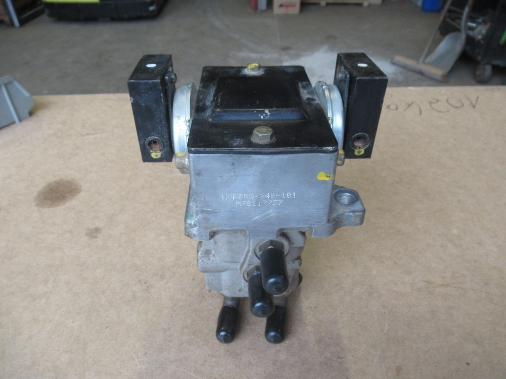 Hitachi HVP05S-040-101 - - Pedal for Construction machinery: picture 3 Hitachi HVP05S-040-101 - - Pedal for Construction machinery: picture 3