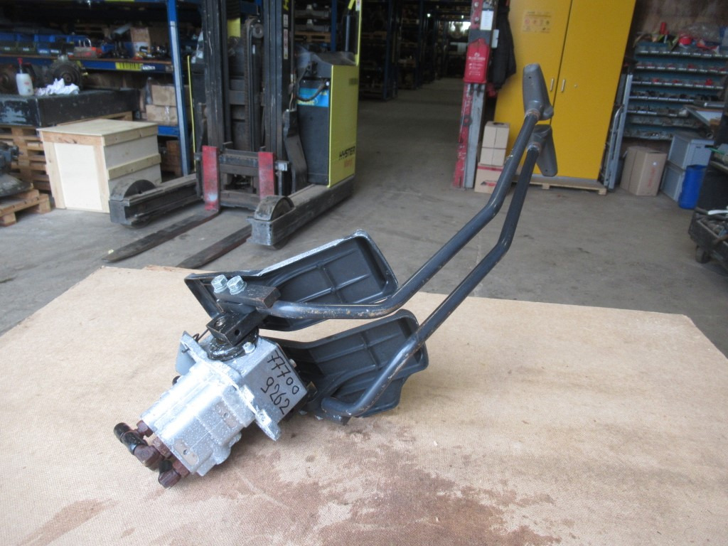 Hitachi HVP05S-040-101 - - Pedal for Construction machinery: picture 2 Hitachi HVP05S-040-101 - - Pedal for Construction machinery: picture 2