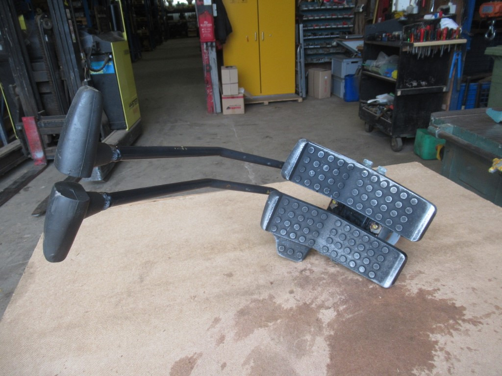 Hitachi HVP05S-040-101 - - Pedal for Construction machinery: picture 1 Hitachi HVP05S-040-101 - - Pedal for Construction machinery: picture 1