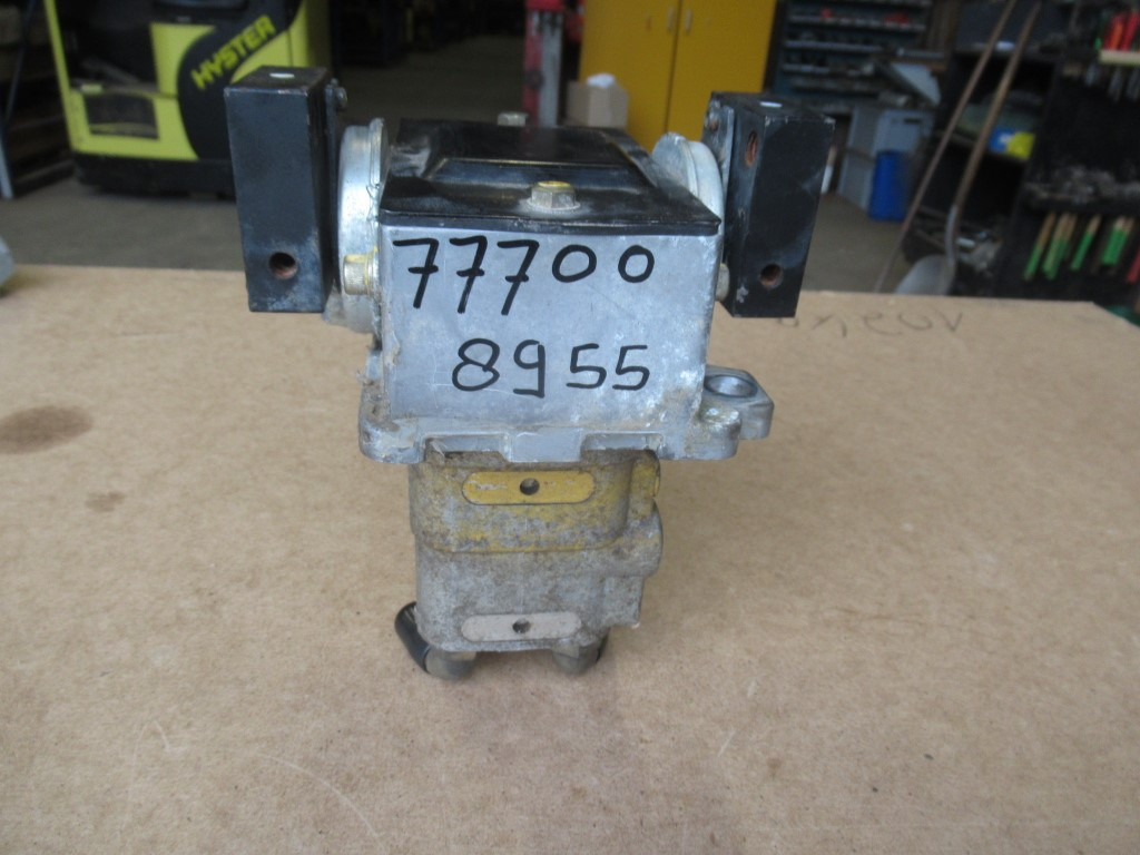 Hitachi HVP05S-040-101 - - Pedal for Construction machinery: picture 1 Hitachi HVP05S-040-101 - - Pedal for Construction machinery: picture 1