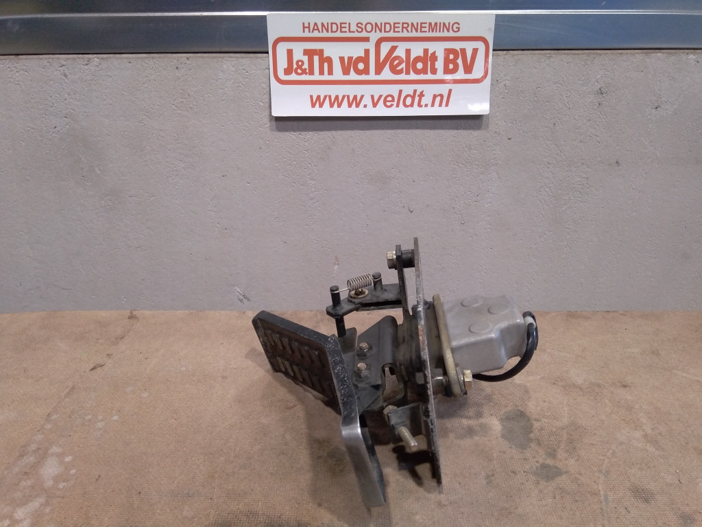 Hitachi ZX140W-3 - - Pedal for Construction machinery: picture 2 Hitachi ZX140W-3 - - Pedal for Construction machinery: picture 2