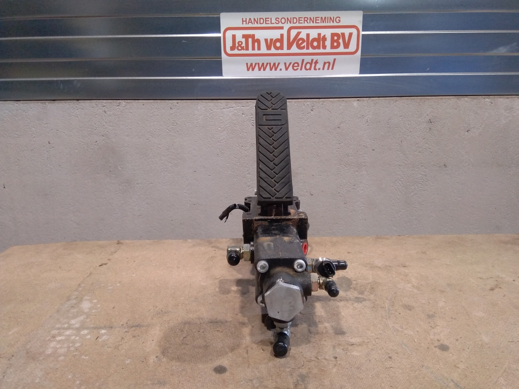 Hitachi ZX140W-3 - - Pedal for Construction machinery: picture 2 Hitachi ZX140W-3 - - Pedal for Construction machinery: picture 2