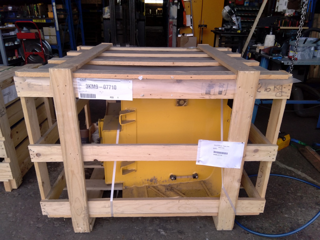 New Holland 3KM9-07710 - Fuel tank for Construction machinery: picture 2 New Holland 3KM9-07710 - Fuel tank for Construction machinery: picture 2