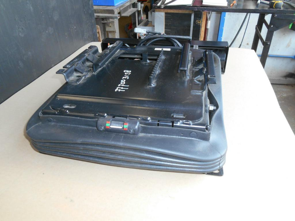 New Holland 73327303 - - Seat for Construction machinery: picture 2 New Holland 73327303 - - Seat for Construction machinery: picture 2