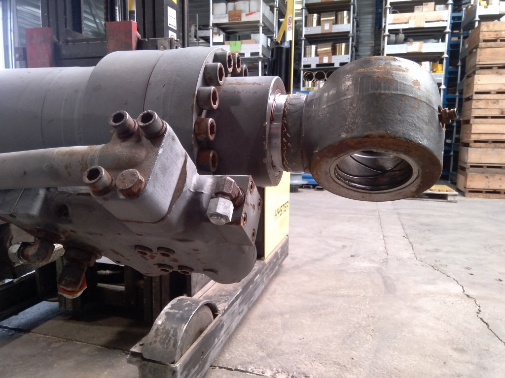 Volvo SA114604990 - Hydraulic cylinder for Construction machinery: picture 2 Volvo SA114604990 - Hydraulic cylinder for Construction machinery: picture 2
