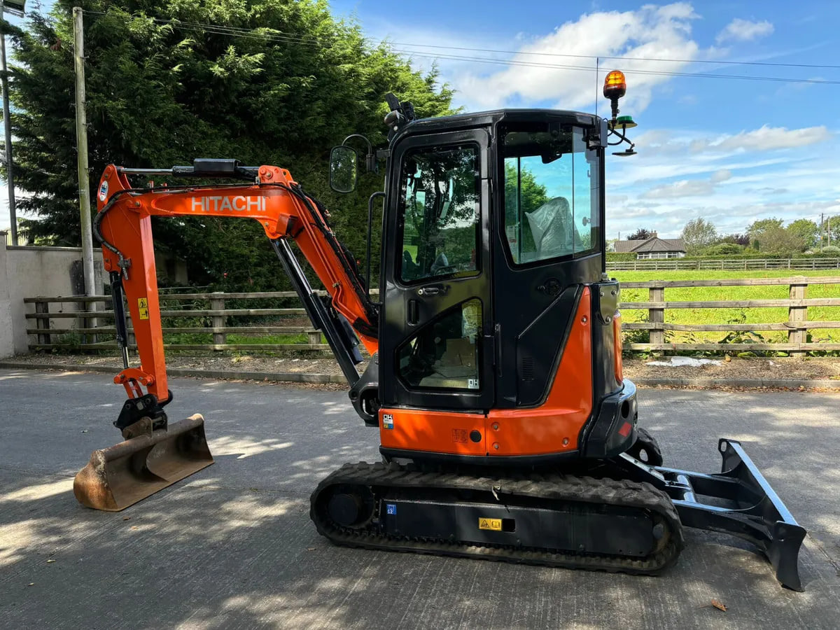HITACHI 33U-6 - Mini excavator: picture 1 HITACHI 33U-6 - Mini excavator: picture 1
