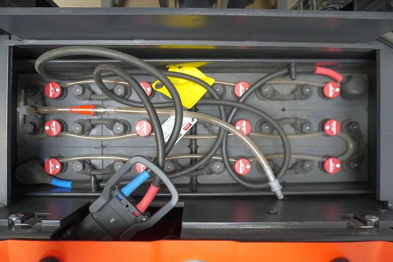 Linde V 10-02 5212-02 - Order picker: picture 5 Linde V 10-02 5212-02 - Order picker: picture 5