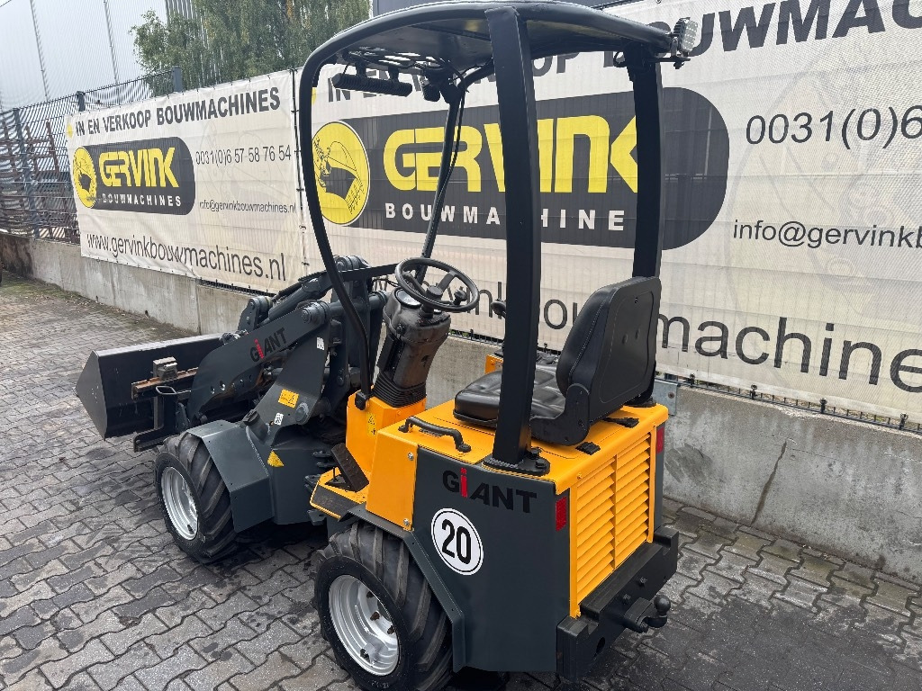 GiANT B204SW - Compact loader: picture 1 GiANT B204SW - Compact loader: picture 1