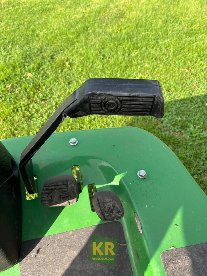 John Deere 1580 - Garden mower: picture 5 John Deere 1580 - Garden mower: picture 5