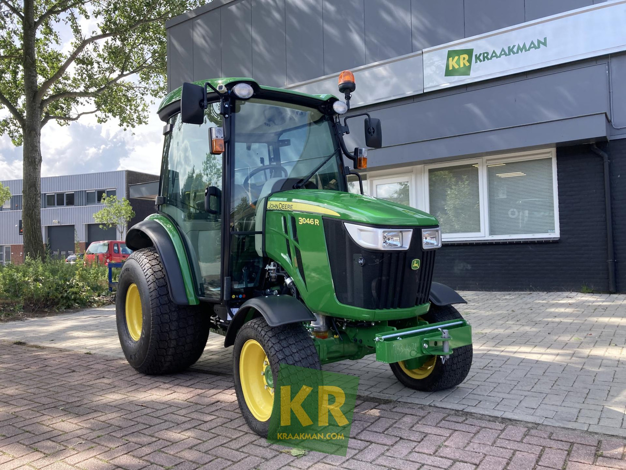 John Deere 3046R - Compact tractor: picture 1 John Deere 3046R - Compact tractor: picture 1
