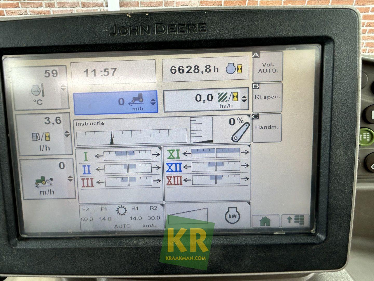 John Deere 6210R - Farm tractor: picture 5 John Deere 6210R - Farm tractor: picture 5