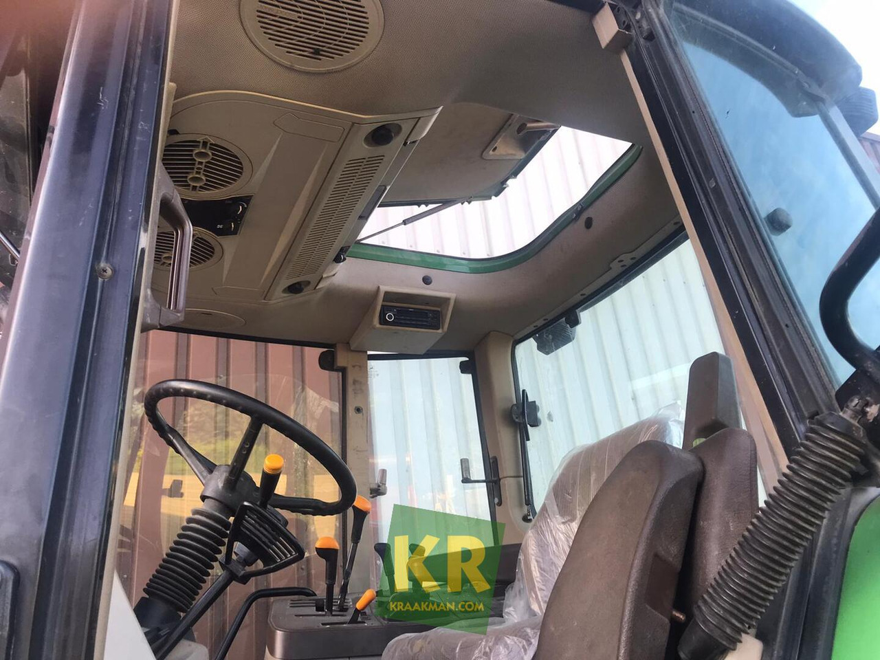 Farm tractor John Deere 6620: picture 12