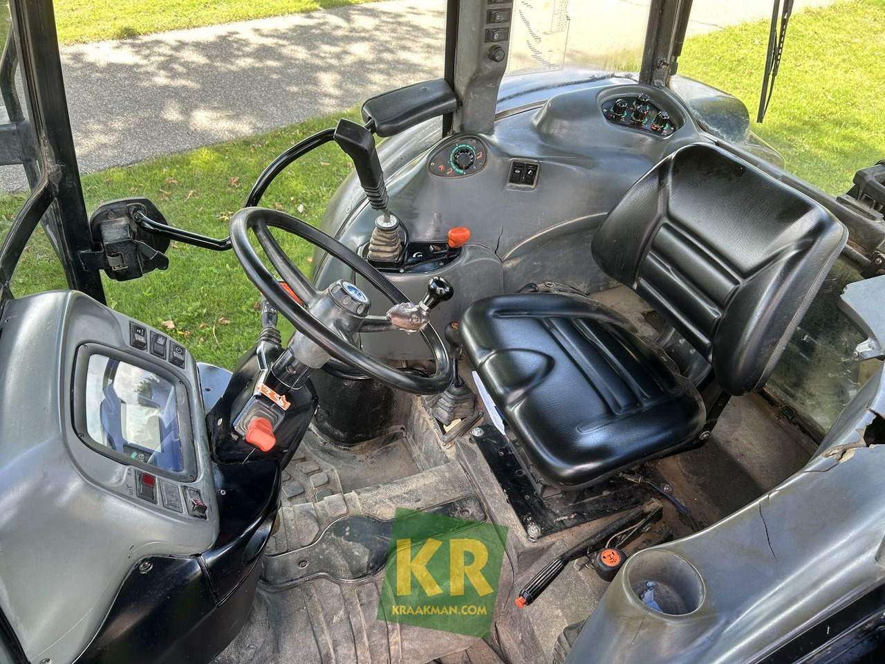 TN75S New Holland - Farm tractor: picture 5 TN75S New Holland - Farm tractor: picture 5