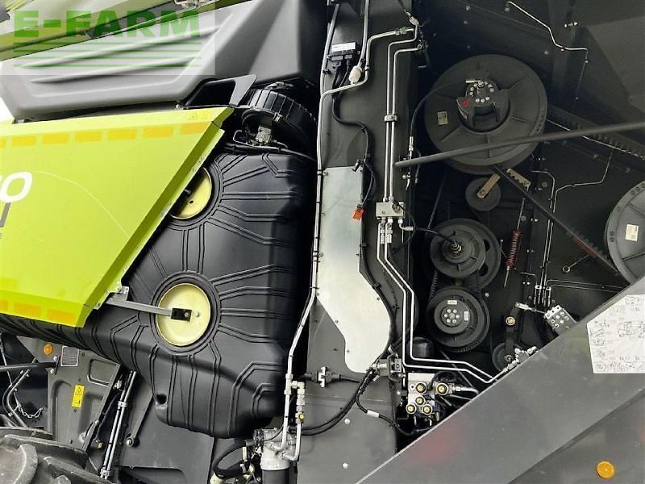 Combine harvester CLAAS trion 750 terra trac tt: picture 10