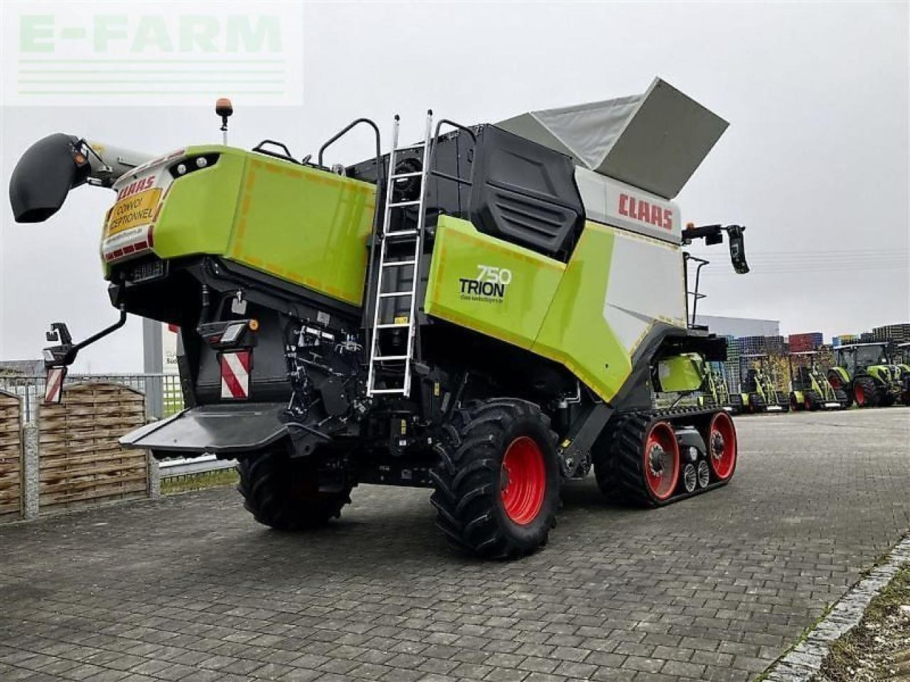 Combine harvester CLAAS trion 750 terra trac tt: picture 8
