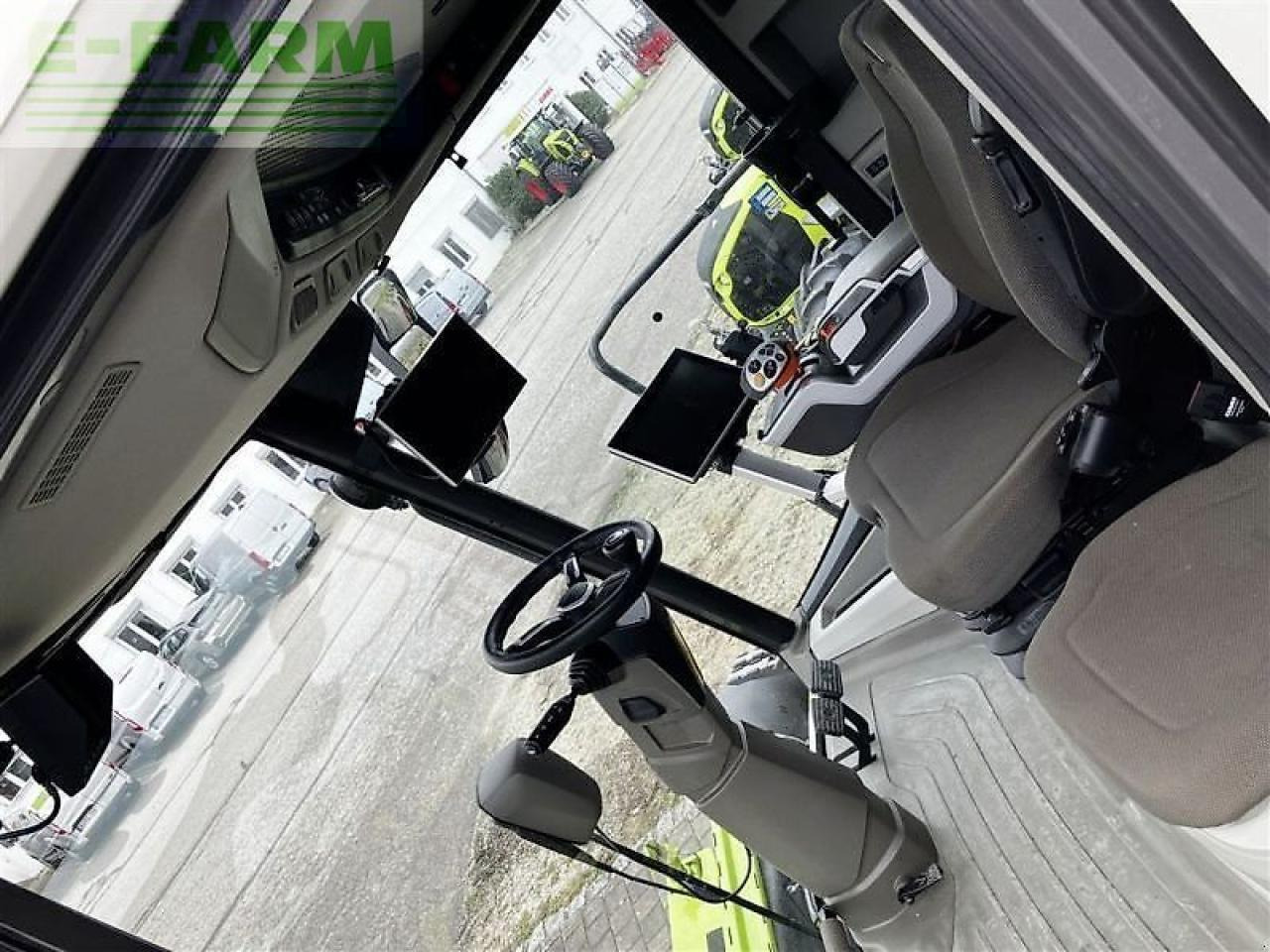 Combine harvester CLAAS trion 750 terra trac tt: picture 18