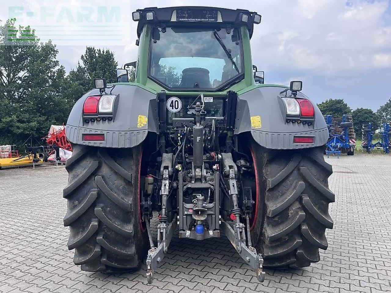 Farm tractor Fendt 828: picture 14