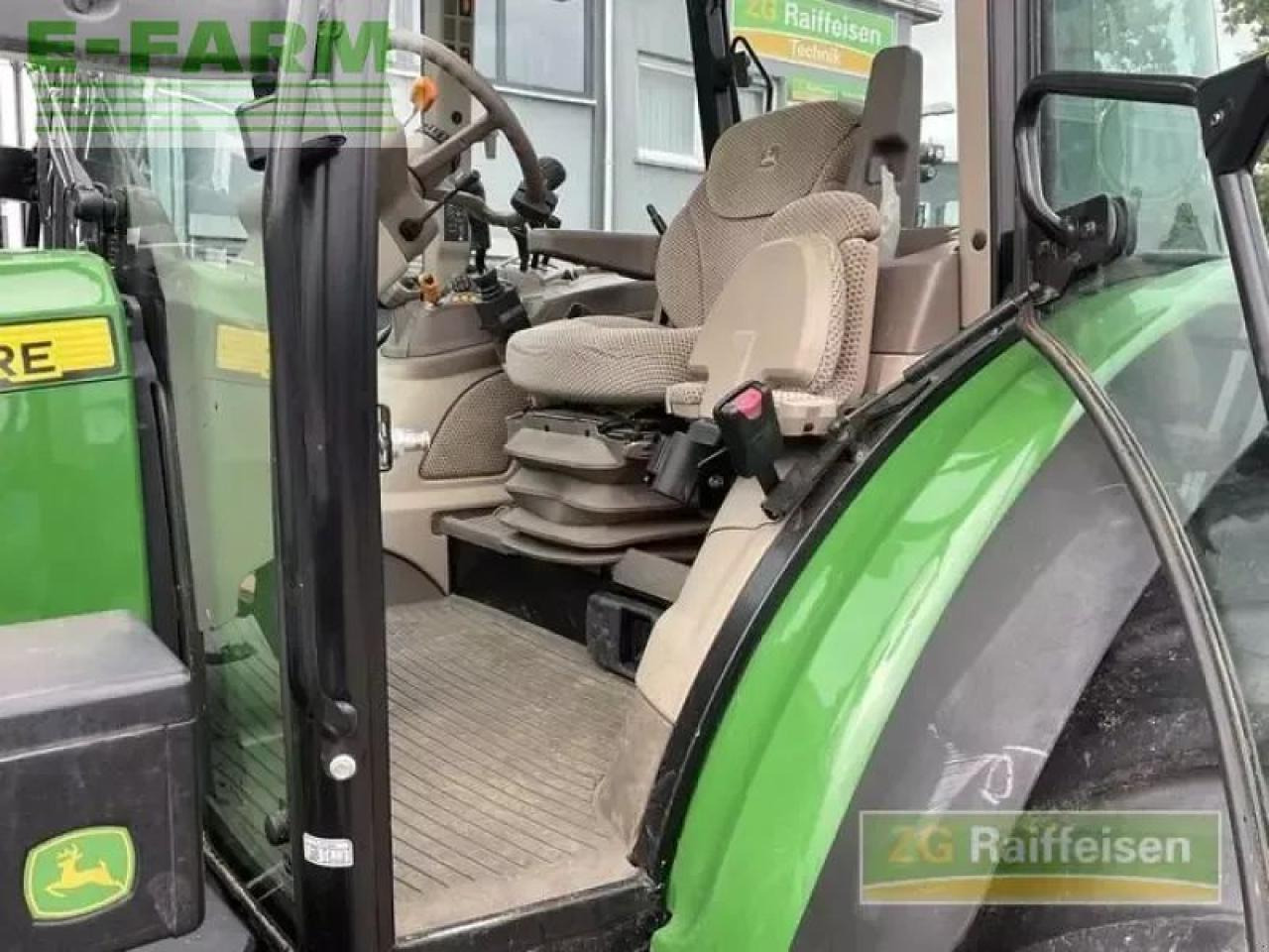 Farm tractor John Deere 5090 r: picture 10