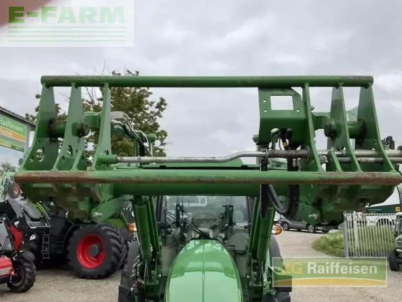 Farm tractor John Deere 5090 r: picture 15