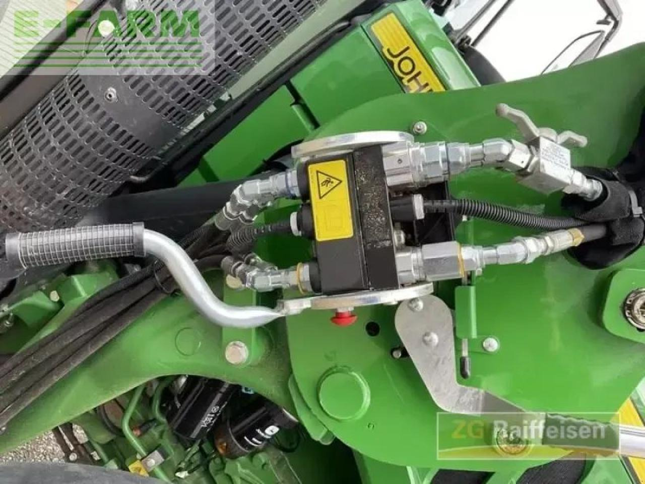 Farm tractor John Deere 5090 r: picture 17
