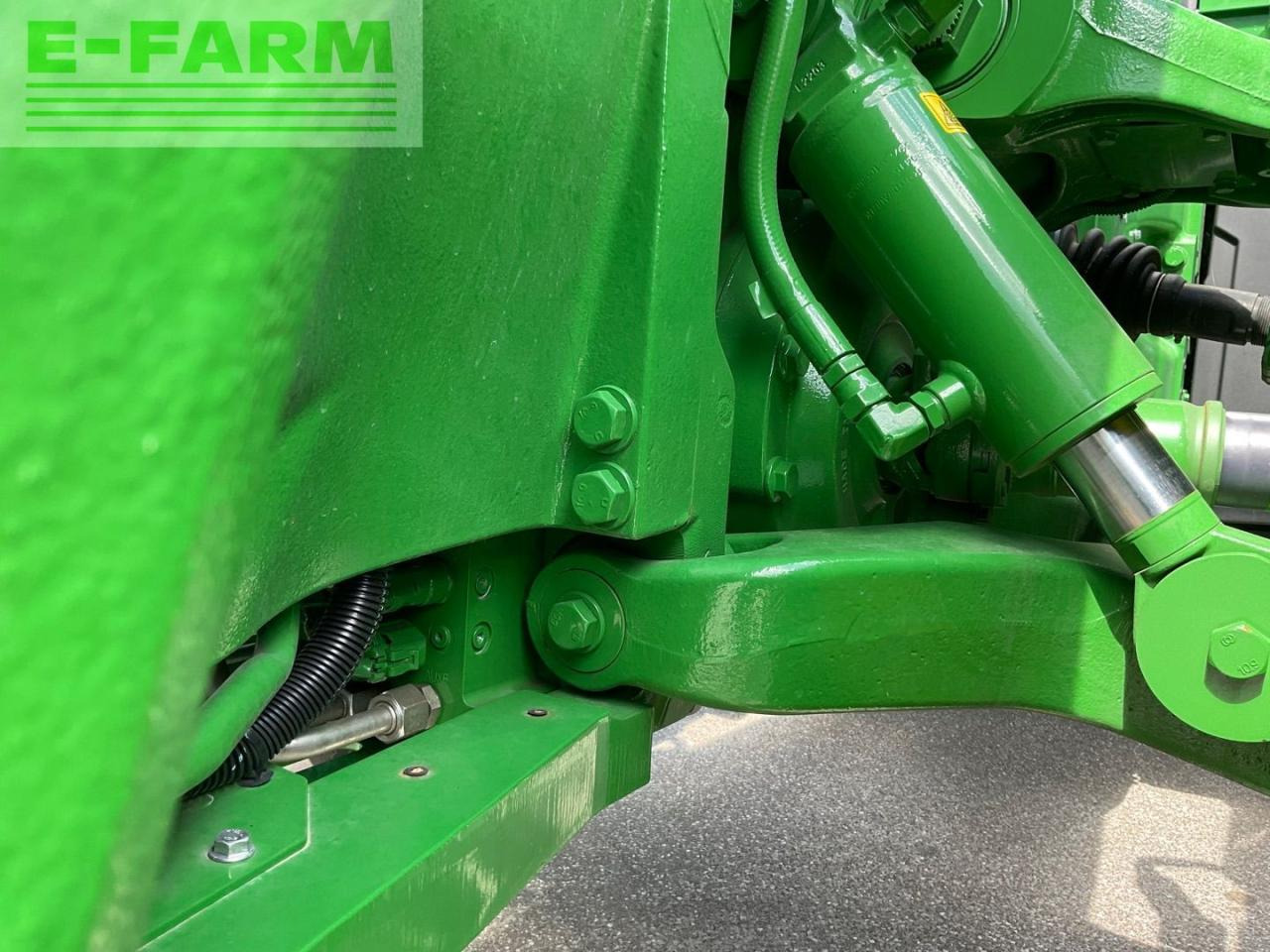 Farm tractor John Deere 8R340: picture 10