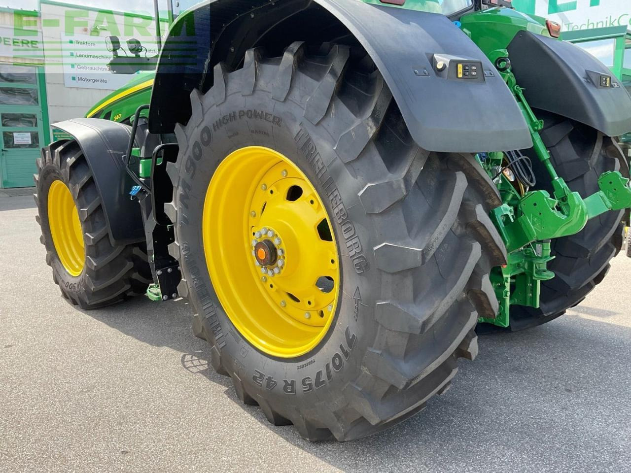 Farm tractor John Deere 8R340: picture 15