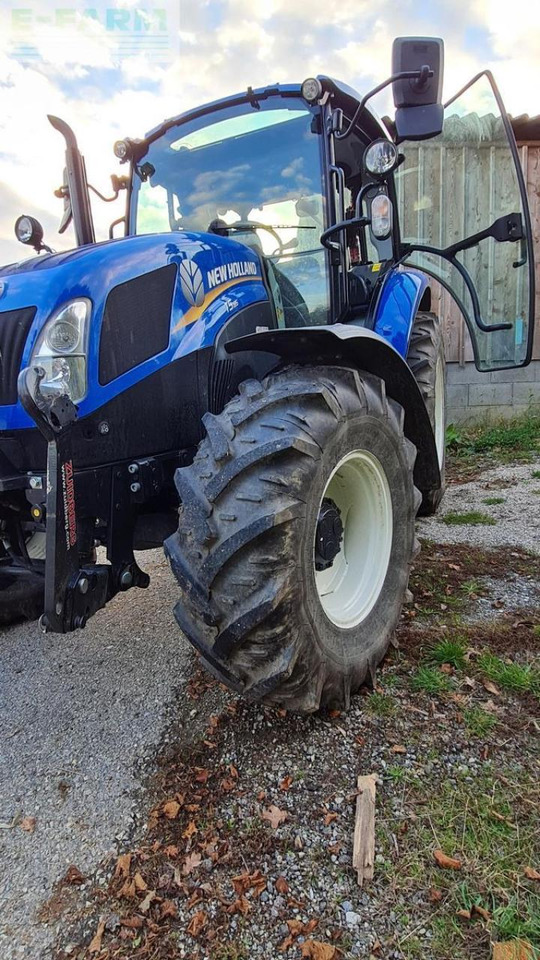 Farm tractor New Holland t 5.85: picture 7