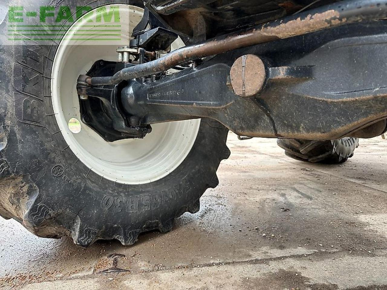 Farm tractor New Holland t7.270: picture 11