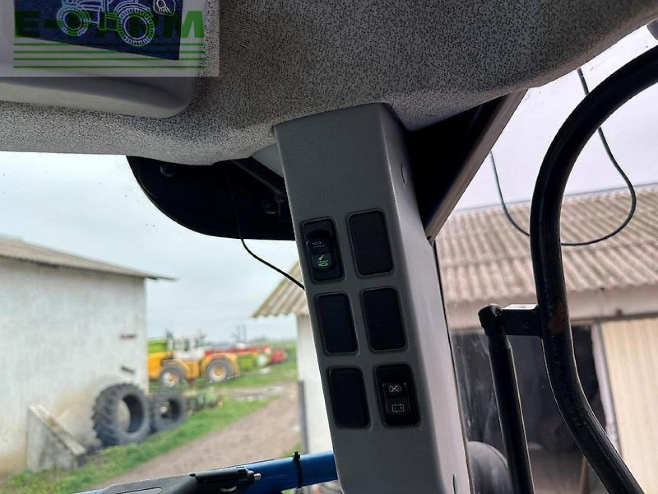 Farm tractor New Holland t7.270: picture 32