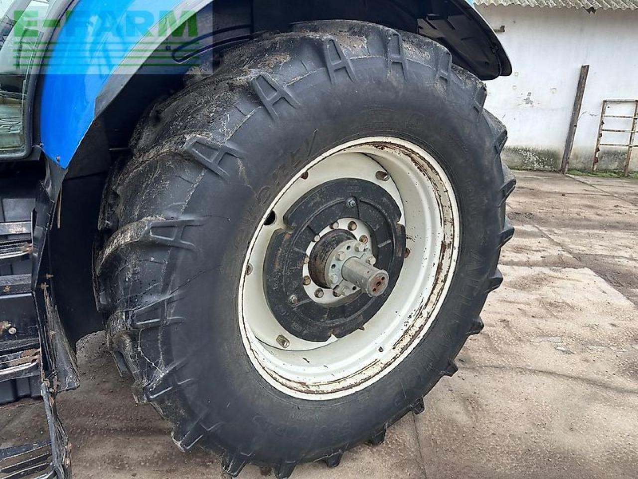 Farm tractor New Holland t7.270: picture 17