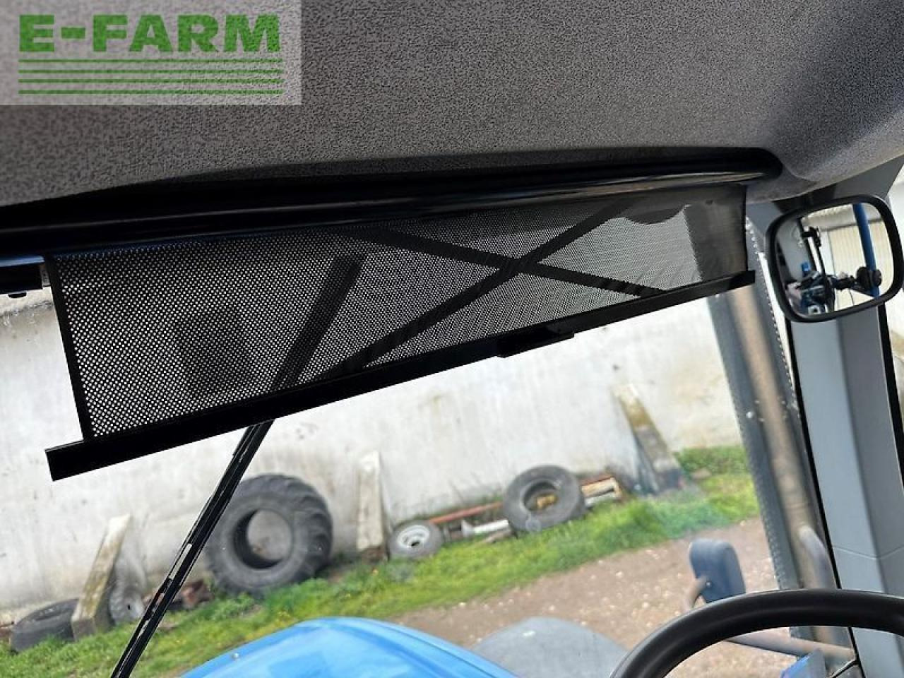 Farm tractor New Holland t7.270: picture 35