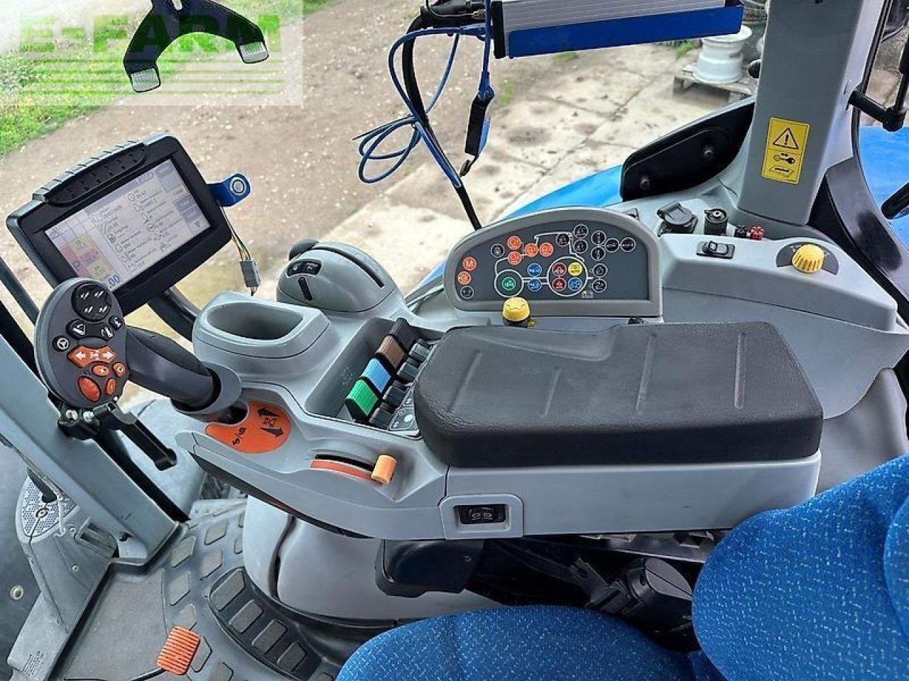 Farm tractor New Holland t7.270: picture 31