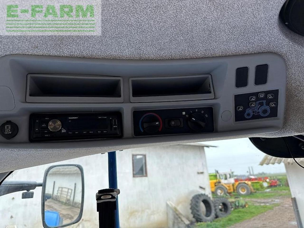 Farm tractor New Holland t7.270: picture 33