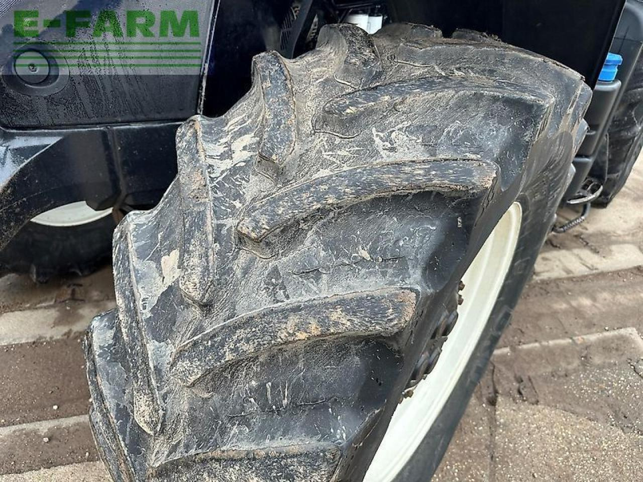 Farm tractor New Holland t7.270: picture 12