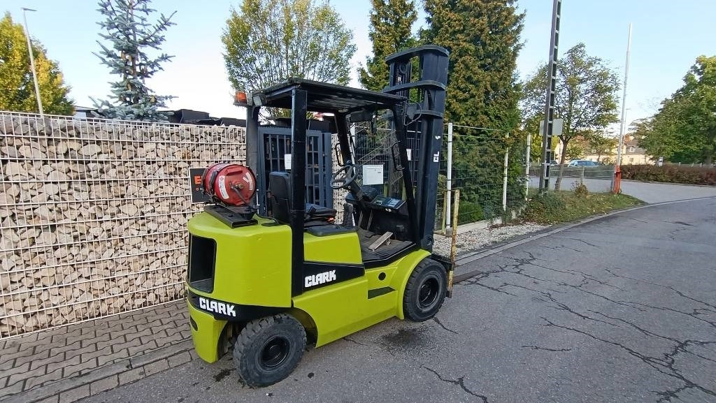 Clark CGP 25 Duplex, hydr. Seitenschieber, Hubhöhe 4,15 - LPG forklift: picture 5 Clark CGP 25 Duplex, hydr. Seitenschieber, Hubhöhe 4,15 - LPG forklift: picture 5