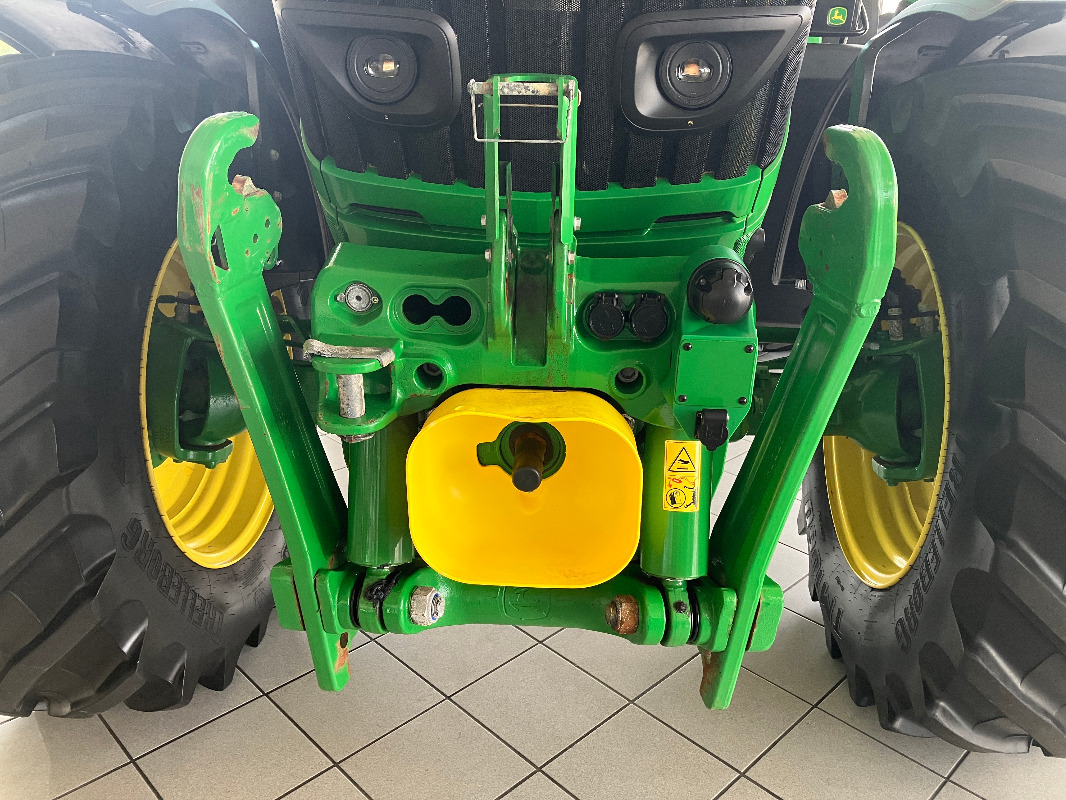 John Deere 6R185 - Farm tractor: picture 4 John Deere 6R185 - Farm tractor: picture 4