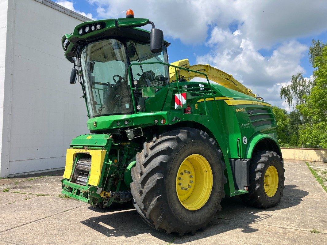 John Deere 8400i mit Kemper 360 und Pick-Up 639 - Harvester: picture 1 John Deere 8400i mit Kemper 360 und Pick-Up 639 - Harvester: picture 1